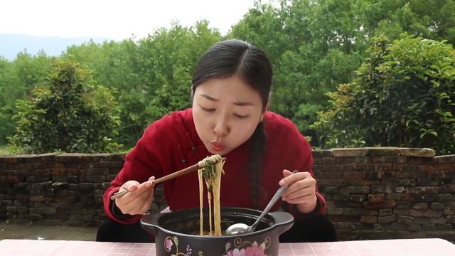 小雨做砂鍋牛腩米線，牛肉比粉多，大口嗦粉太過癮，滿足！ 【市民朱小雨】