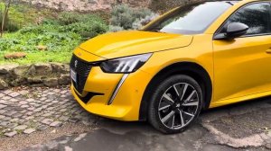 Новый Peugeot 208 GT в Риме на улице! Единственное, что привлекло внимание среди засилия Fiat 500