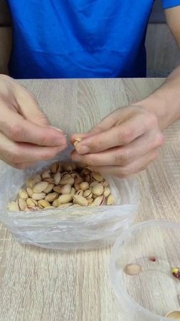 Прикольный способ чистки фисташек.