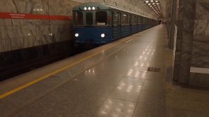 Ретросостав с грузовым вагоном на станции Кировский Завод в метро СПБ