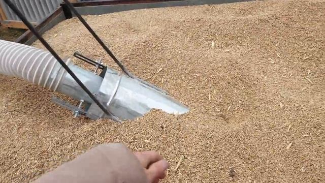 Зернодробилка Шмель от ВОМ трактора. Регулеровка эжектором подачи зерна. смотреть онлайн