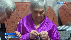 101-летняя бабушка из Строителя вяжет теплые носки бойцам СВО