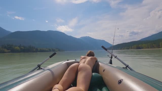 2 DAY SOLO CAMPING SURVIVAL SHELTER YOUNG GIRL TROUT FISHING IN MOUTAINS ASMR смотреть онлайн