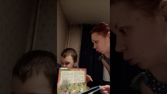 Читаем с малышом сразу две книжки про теремок и стешки потешки