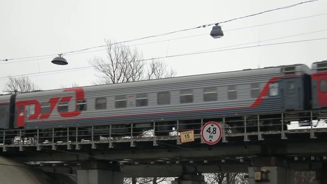 Тепловоз ДМ62-1781 с пассажирскими вагонами на Финляндском мосту, СПб