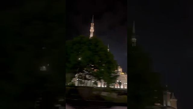 Жена засняла на телефон во время нашей автопрогулки по ночному Грозному.