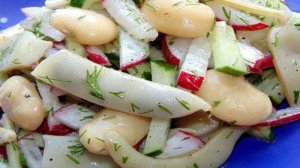 Салат из двух видов фасоли, редиса и огурца