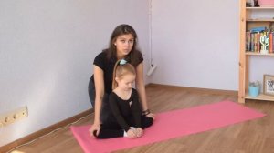 Давим руками на колени в бабочке