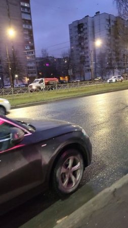 Стоит в зоне остановки общественного транспорта  😞 .