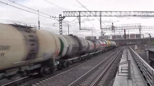 Тепловоз 2М62У-0042 с грузовым поездом.