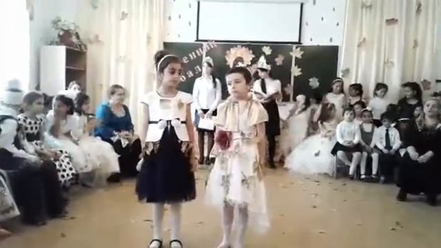 Медина и Зайнаб  исполняют песню"Осень" на Осеннем балу с Карабудахкент р Дагестан