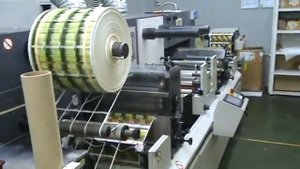 Снятие облоя и лакирование этикеток