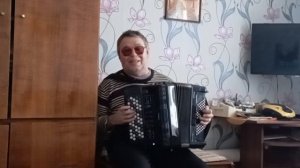 Идёт солдат по городу.