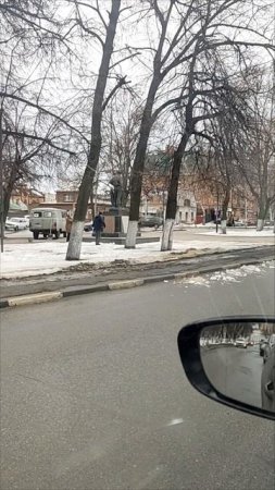 Завтра день рождения Аркадия Пластова. Поэтому грязный снег вокруг его памятника меняют на чистый.