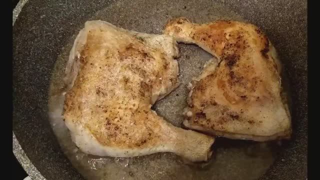 Натираем окорочка крахмалом с грибным соусом - Как вкусно пожарить окорочка на сковороде на ужин!