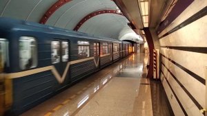 81-717/714.5П прибывает на станцию метро Обводный канал.