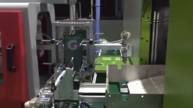 Plastic extrusion blow molding machine IML system robot