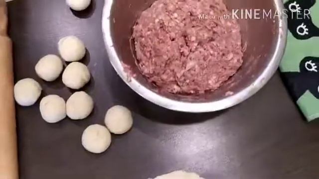 Расскатываем тесто на чебуреки