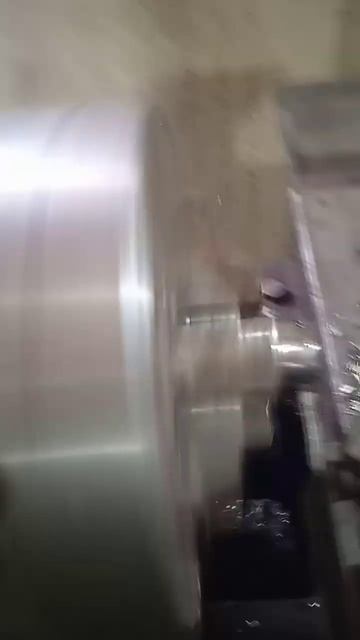 как правильно отрезать когда дробит станок. #токарка #металообработка #токарныеработы #стружка