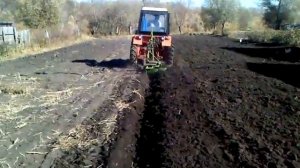 Пахота на тракторе т-25