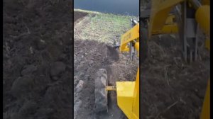 Минипогрузчик пахота с плугом на стреле, ого как