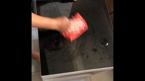 Отмываю стеклянный столик.