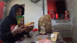 Ужинаю бутербродом с колбасой сыром и майонезом в 1810 вечера