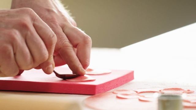 Jednoduché růže z marcipánu - Roman Paulus - Kulinářská Akademie Lidlu смотреть онлайн