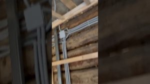 Сделали новую электропроводку в гофре открытую в домике отдыха.