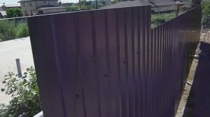Прикручиваю профлист к каркасу забора по ниточке  .