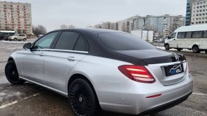 Mercedes E class W213 - оклеили нижнюю часть авто в серебро, стилизация под Maybach