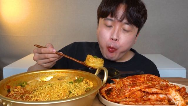 화끈하게 빨간맛🔥🔥 갓담근 김치 땡초틈새라면(ft.왕만두) 먹방 Spicy Ramen & Korean Kimchi ASMR MUKBANG REAL SOUND EATING SHOW