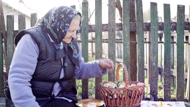 Хулиганы напали на старушку. Но они не знали что она была не одна!