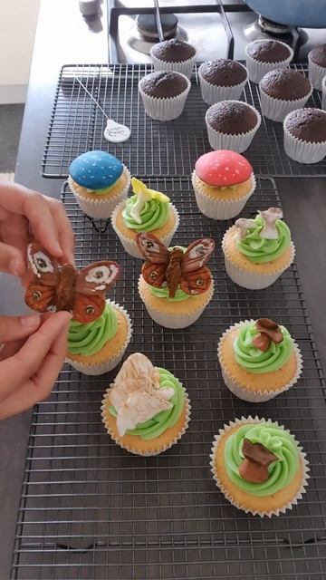 Super Cool CUPCAKE REQUEST #cakeshorts #piping #buttercream #cakedecorating