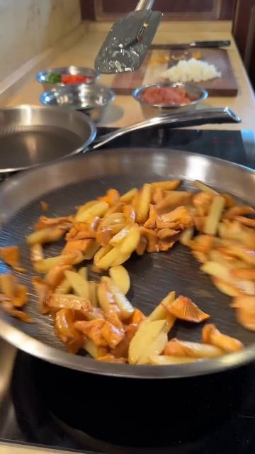 Жареная картошка с лисичками смотреть онлайн