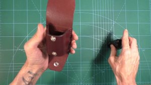 Пошил чехол из натуральной кожи для газового баллончика с креплением на ремень