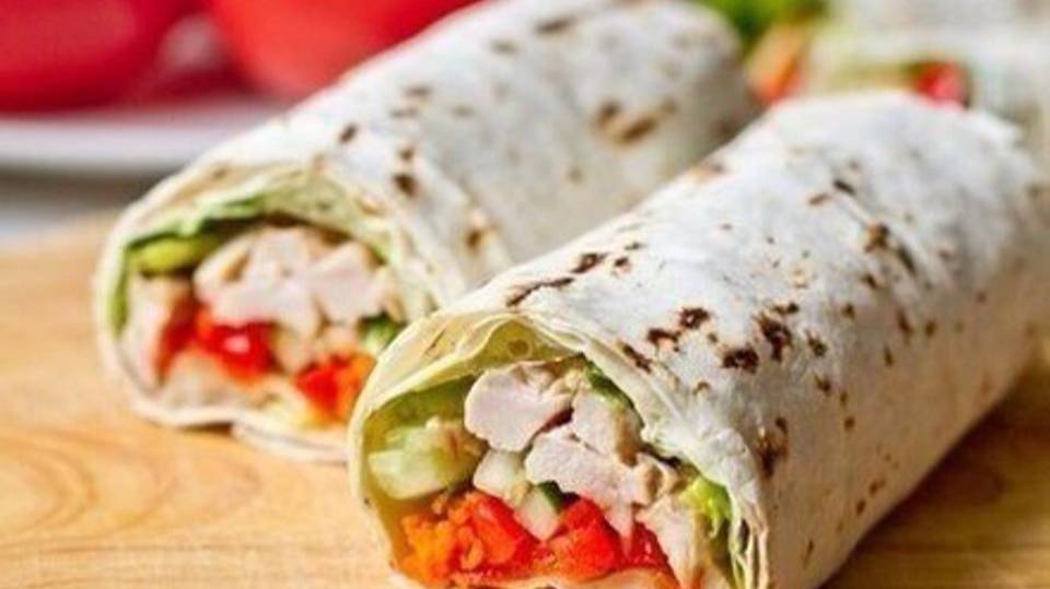 Готовим простой и вкусный ролл с ветчиной, овощами и сыром смотреть онлайн