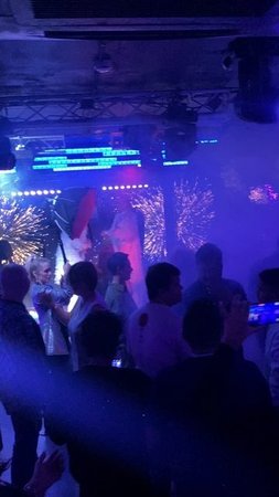 Энергичные танцовщицы развлекают посетителей  клуба 154 в новый год.Санкт-Петербург.
