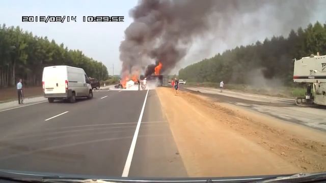 На трассе столкнулись и взорвались автомобили