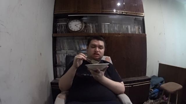 Обед тушёная рыба с овощами за фильмовым компьютером в 1555 дня