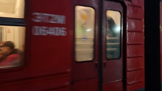 Электропоезд ЭТ2М-053 Сообщением Санкт-Петербург-Ладожское Озеро Отправляется с платформы Пискарёвка