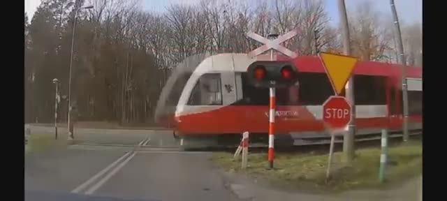 ЖЕСТЬ НА ЖД ПЕРЕЕЗДЕ смотреть онлайн