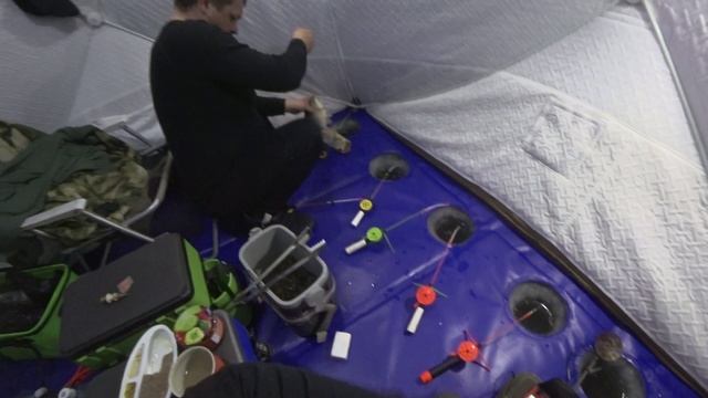 КРУПНЫЙ КАРАСЬ КЛЮЕТ ТОЛЬКО НОЧЬЮ. ЗИМНЯЯ РЫБАЛКА НА КАРАСЯ. смотреть онлайн