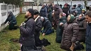 За всех  обижающих, оскорбляющих, отнимающих ваше, гонящих вас и Церковь вашу Молитесь так...