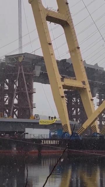 Последний пролет 570 тонн для крана LK800 Захарий. Установка 15 пролета запорожского вантового мост