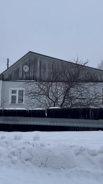 Bublic красный забор , серый дом, зима в деревне
