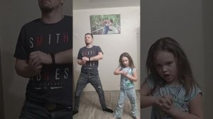 Betsy- я подпишусь, Алиса и папа танцуют под Бетси