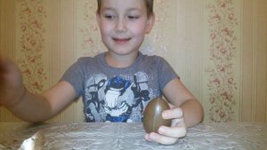 Амир открывает Kinder Сюрприз Макси Timur open Kinder Surprise