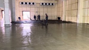 Промышленные бетонные полы с топпингом для морозильной камеры