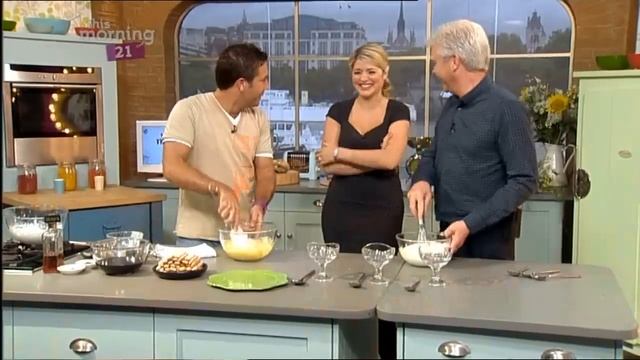 Laughs with This Morning Chef Gino D'Acampo and Holly Willoughby on This Morning смотреть онлайн